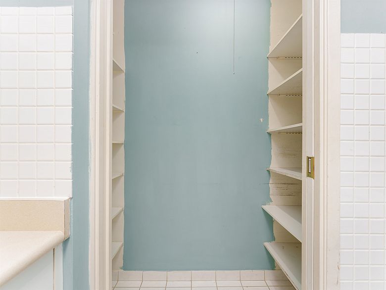 1605 789 Drake Street