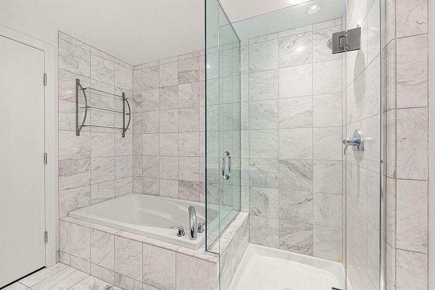 1002 499 Broughton Street