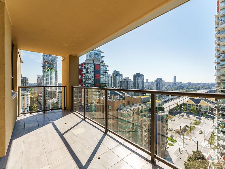 1605 789 Drake Street