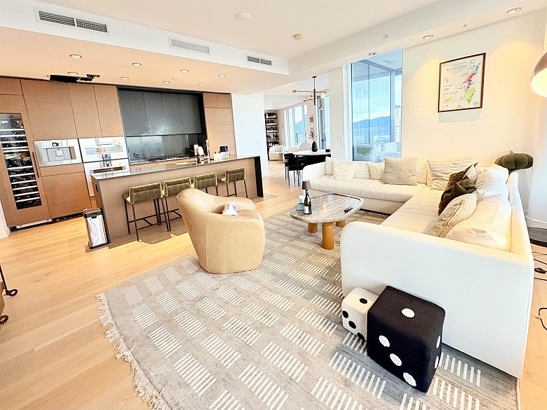 5901 1289 Hornby Street