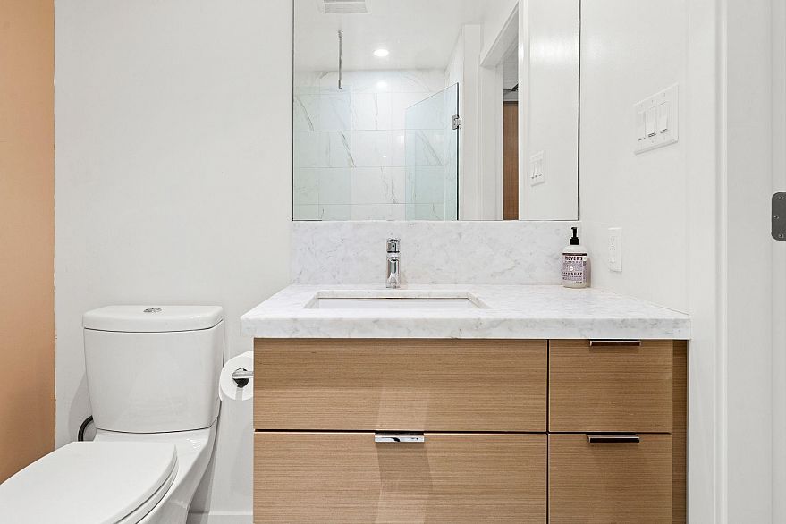 205 4083 Cambie Street