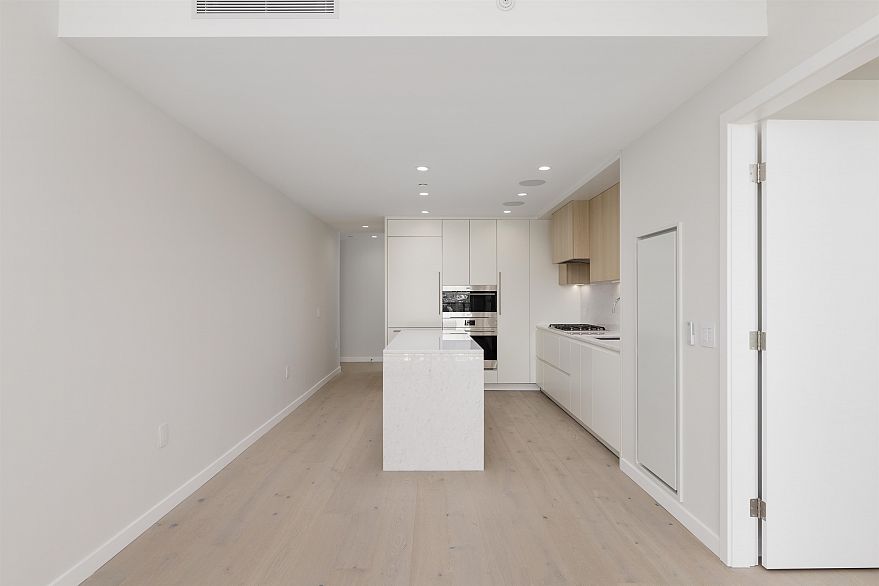 2501 7433 Cambie Street