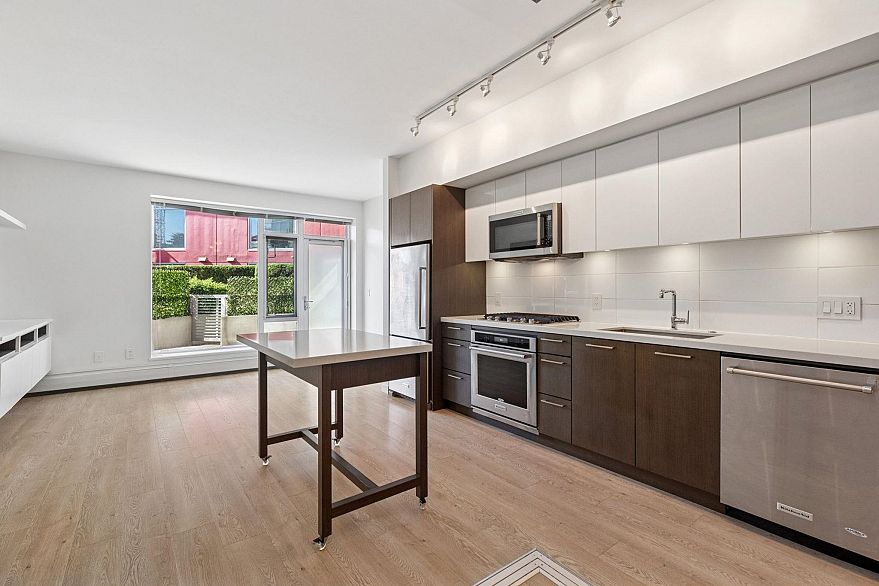 215 384 E 1st Avenue