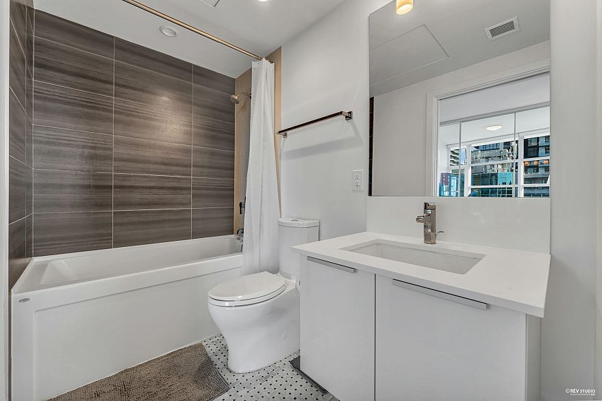 2206 1283 Howe Street