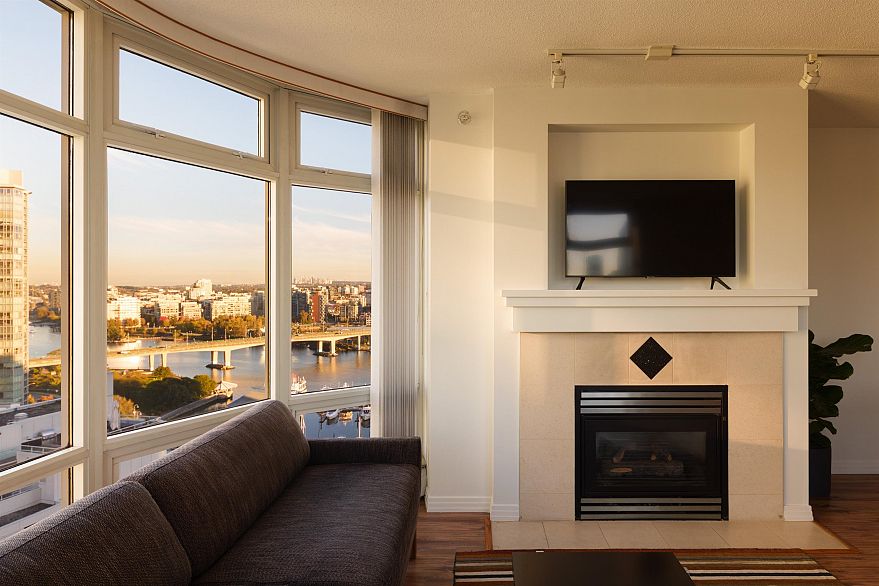 2305 1199 Marinaside Crescent