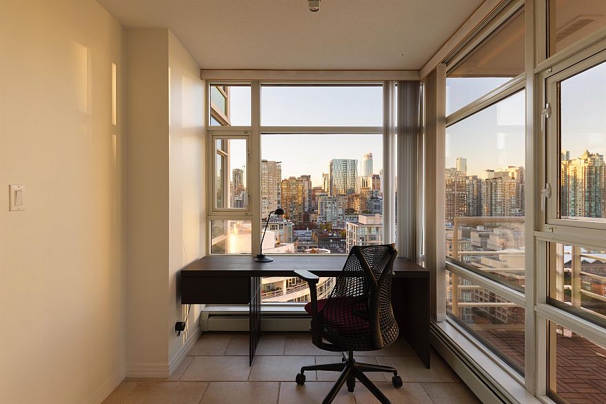 2305 1199 Marinaside Crescent