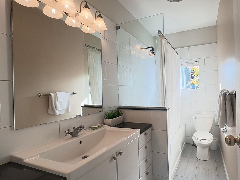 3336 E Georgia Street