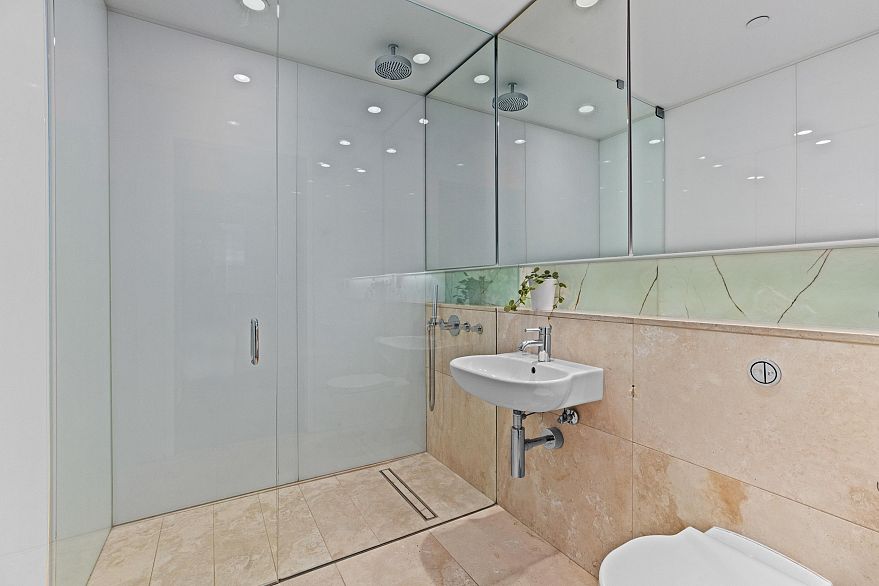 1807 838 W Hastings Street