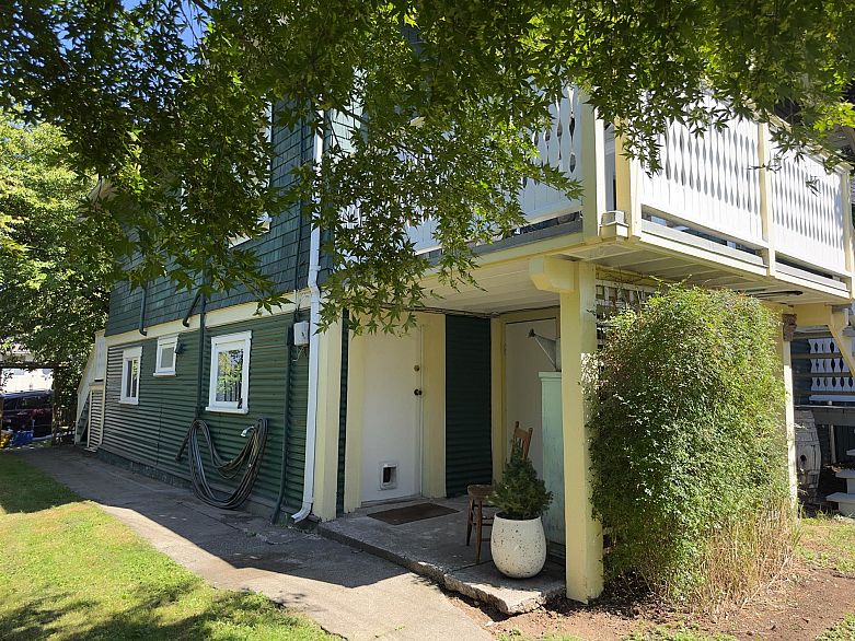 3336 E Georgia Street