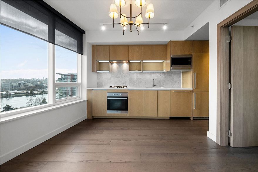 1256 38 Smithe Street