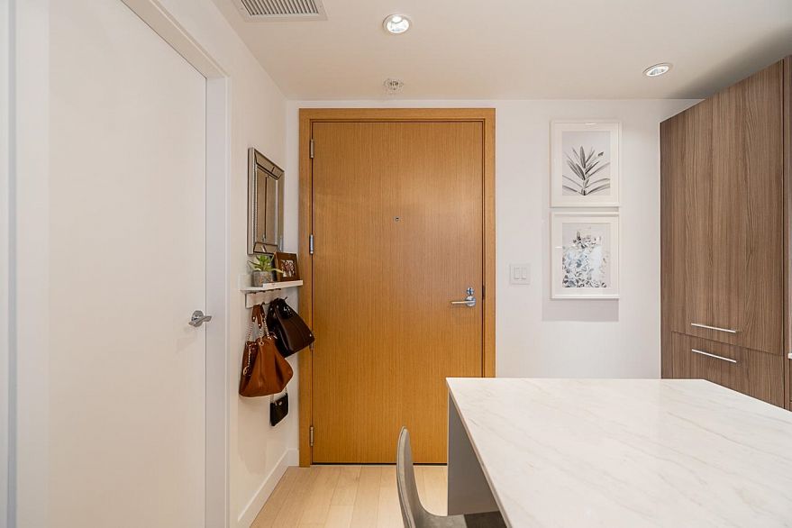 1106 4638 Gladstone Street