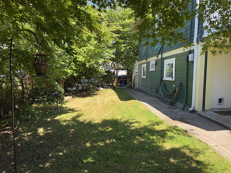 3336 E Georgia Street