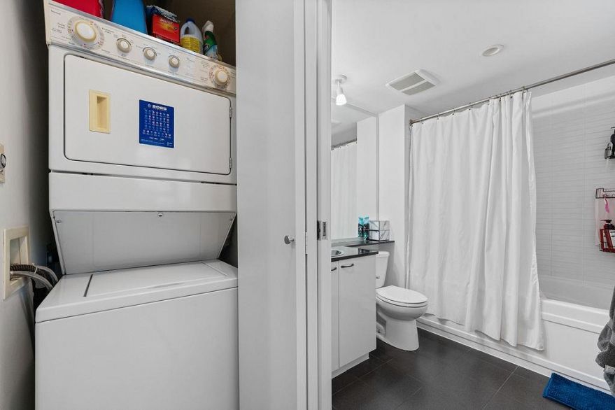 2205 111 W Georgia Street