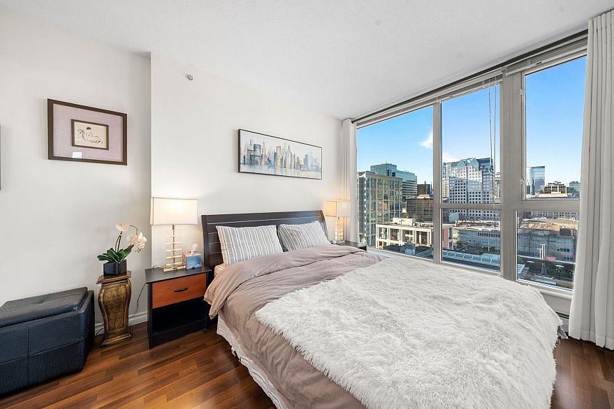 1702 183 Keefer Place