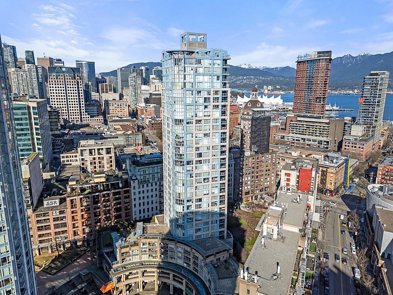 1702 183 Keefer Place