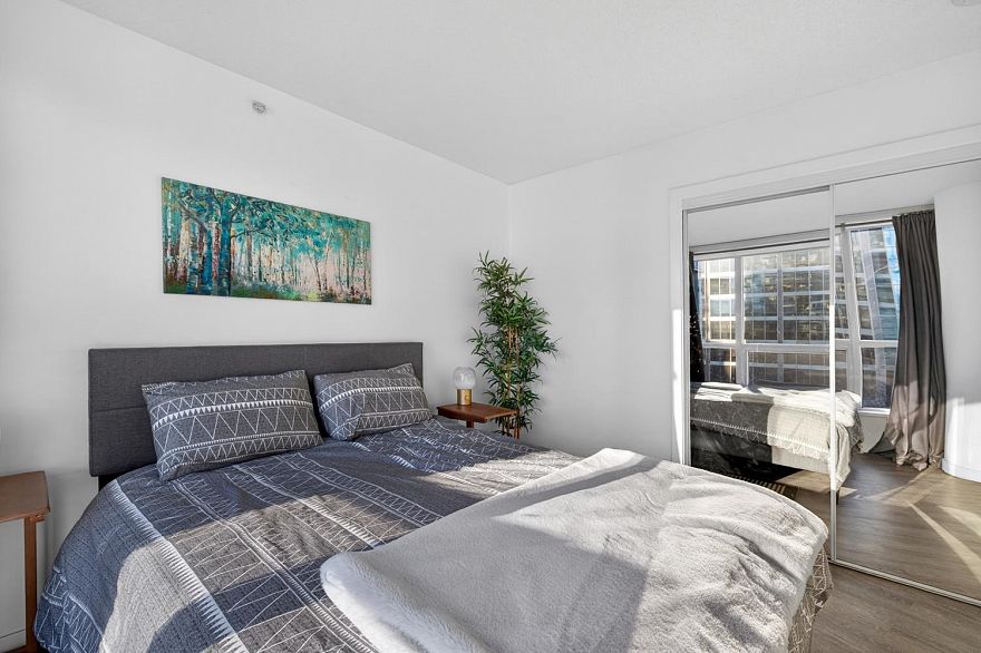 1011 833 Seymour Street