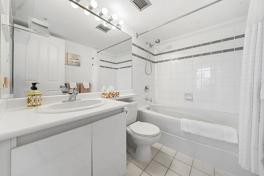 1702 183 Keefer Place