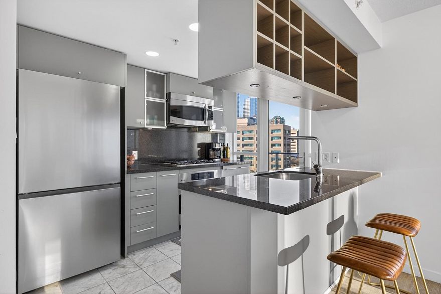 1011 833 Seymour Street