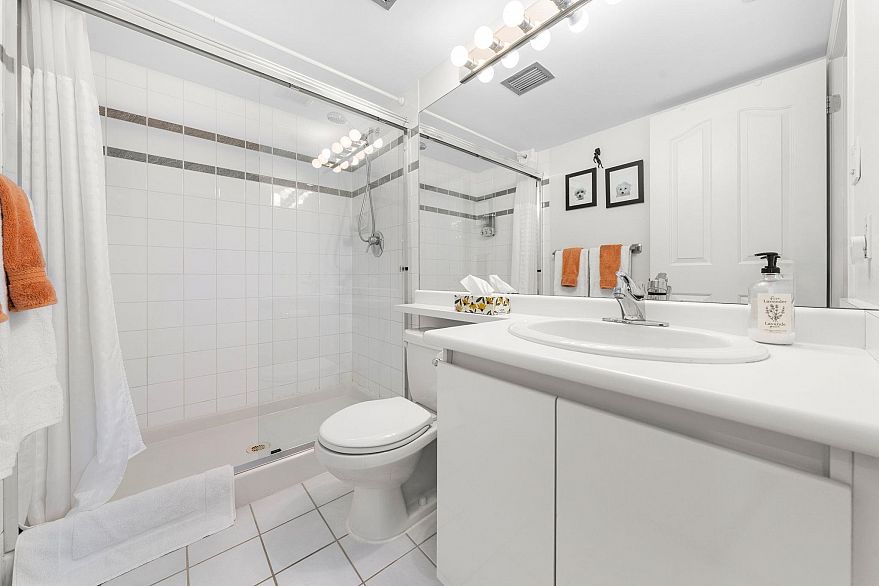 1702 183 Keefer Place