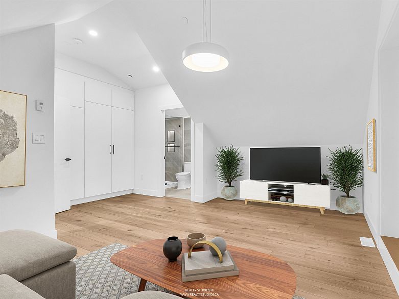 1 3118 Windsor Street