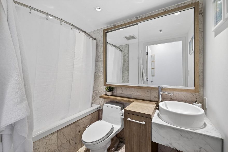 1011 833 Seymour Street