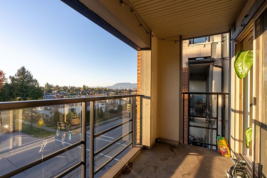 305 4550 Fraser Street