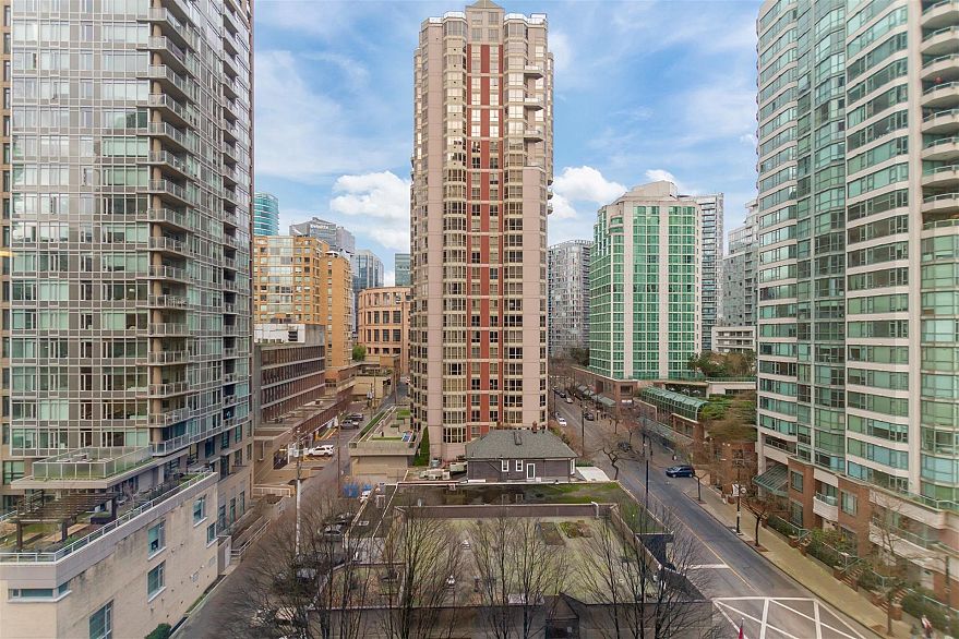 1109 909 Mainland Street