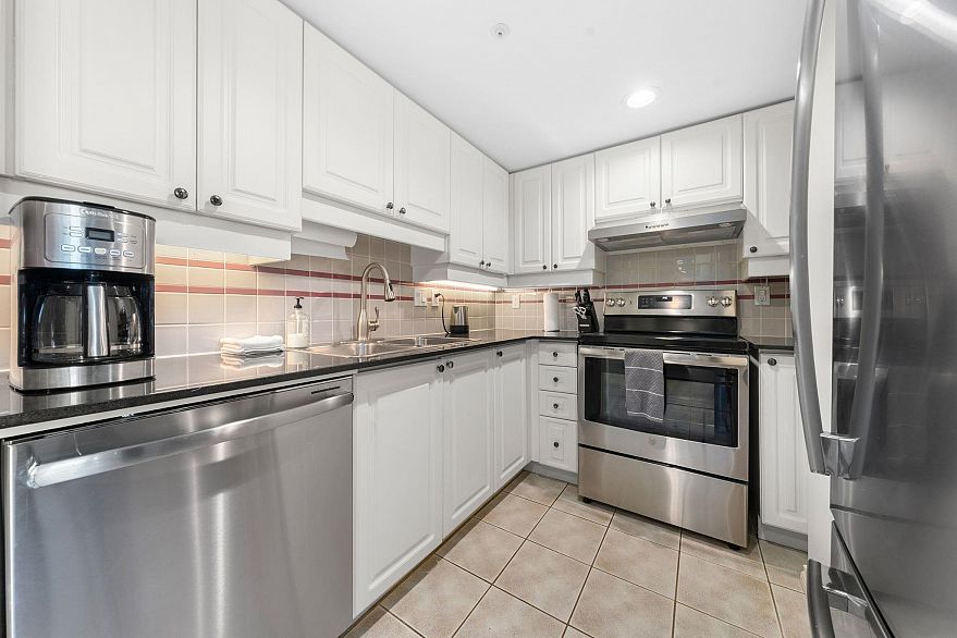 1702 183 Keefer Place