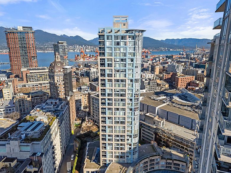 1702 183 Keefer Place