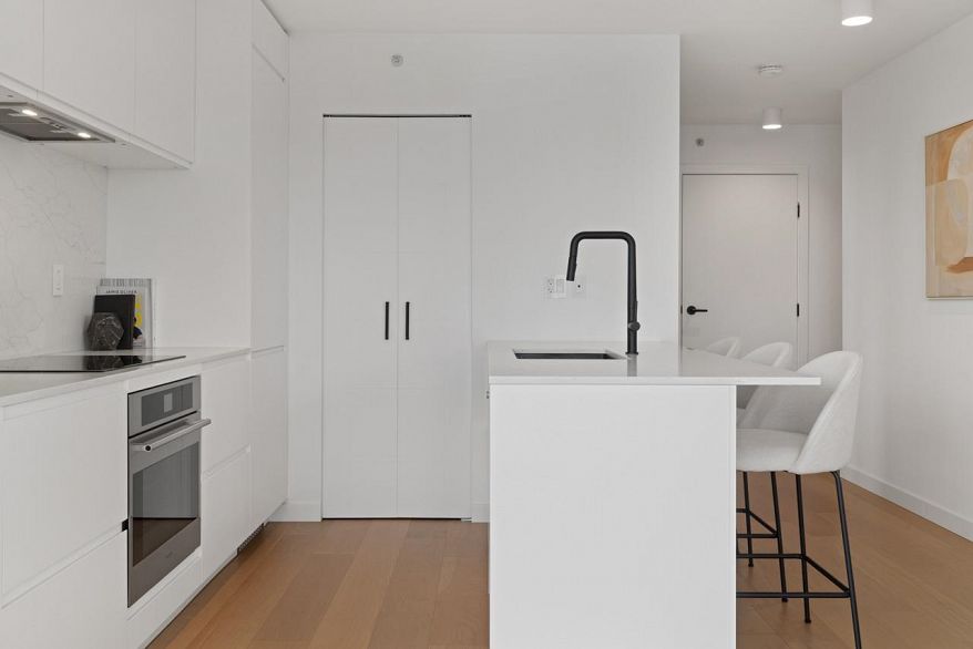 3002 909 Mainland Street