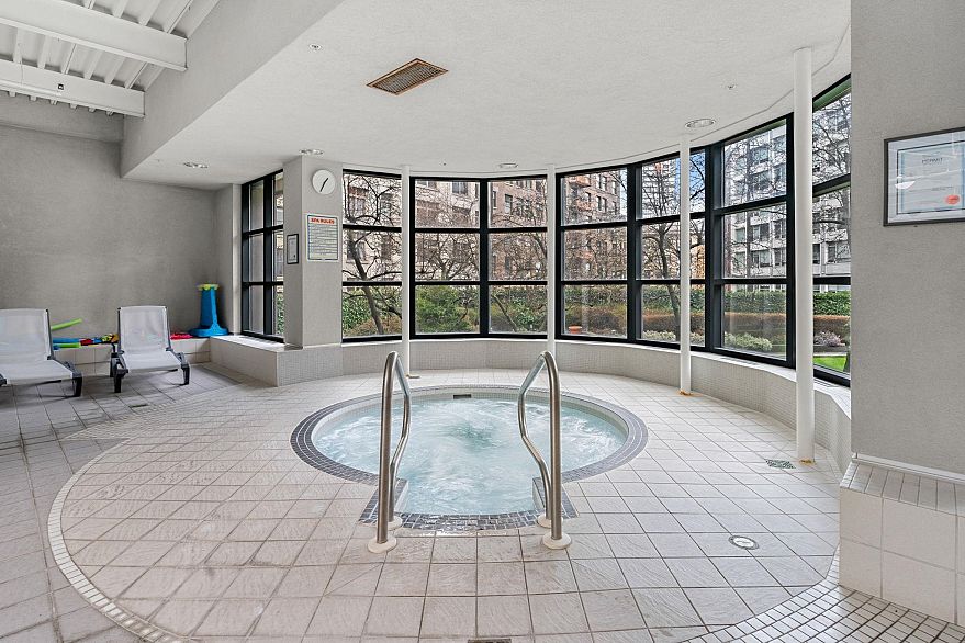 1702 183 Keefer Place