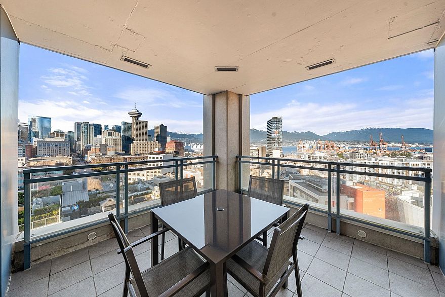 1702 183 Keefer Place