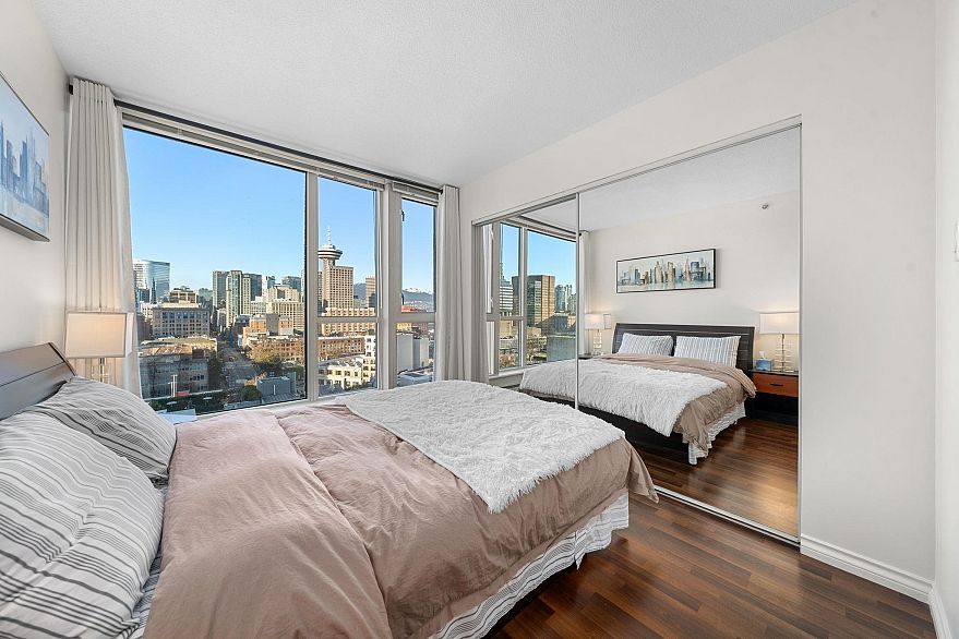 1702 183 Keefer Place