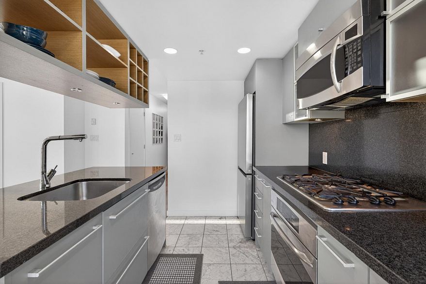 1011 833 Seymour Street