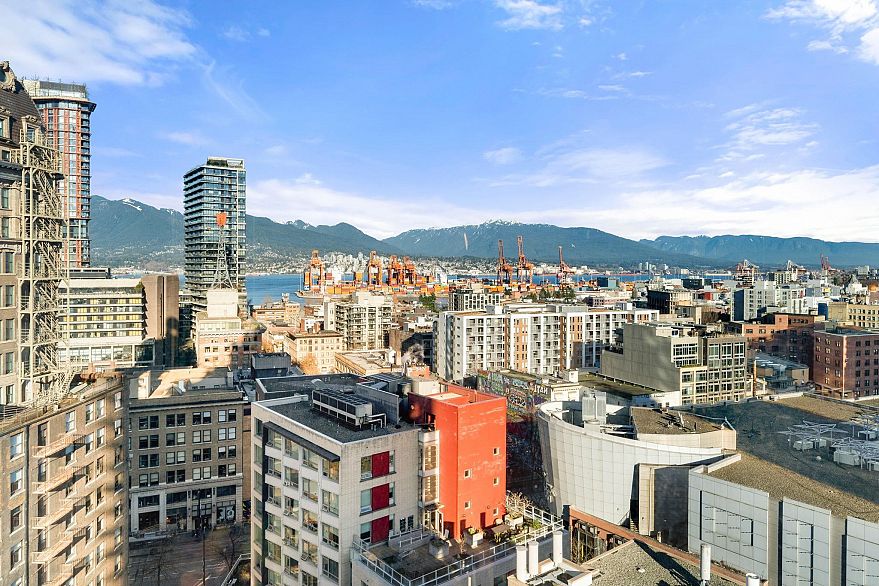 1702 183 Keefer Place