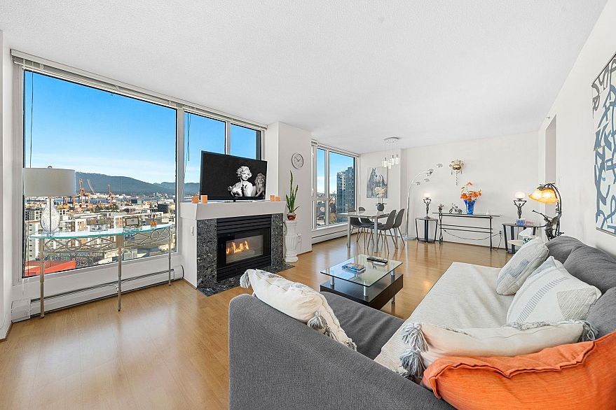 1702 183 Keefer Place