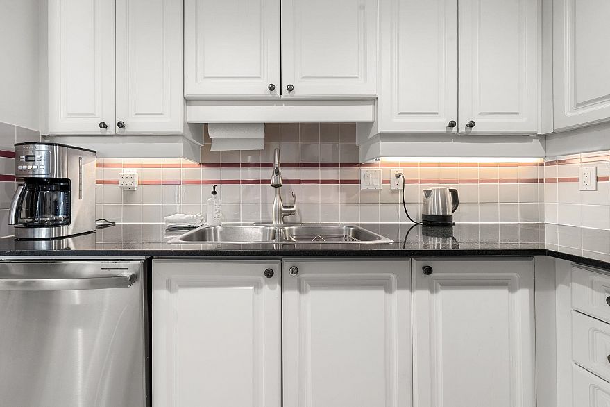 1702 183 Keefer Place