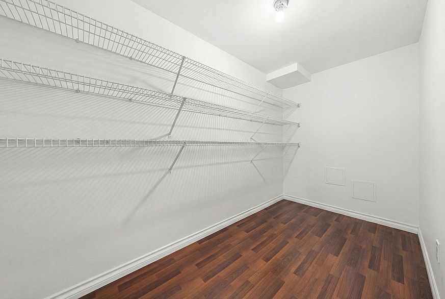 1702 183 Keefer Place