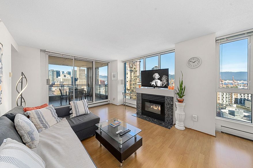 1702 183 Keefer Place