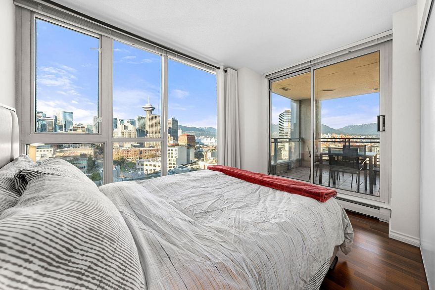 1702 183 Keefer Place