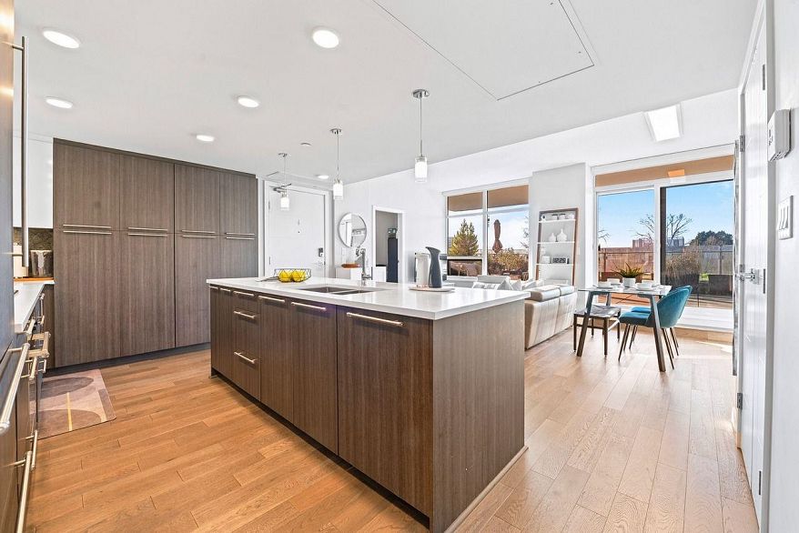 401 5033 Cambie Street