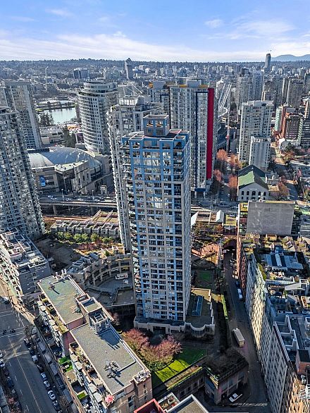 1702 183 Keefer Place