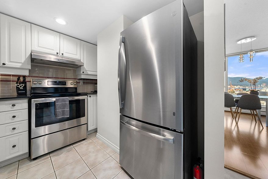 1702 183 Keefer Place