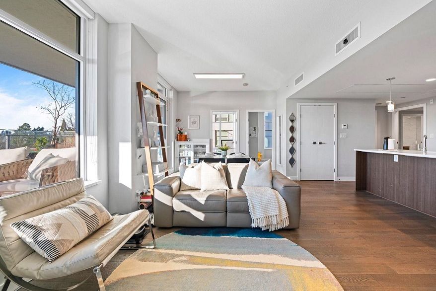 401 5033 Cambie Street