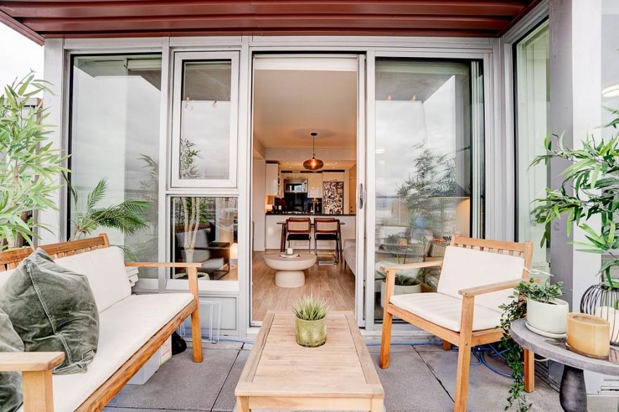 201 983 E Hastings Street