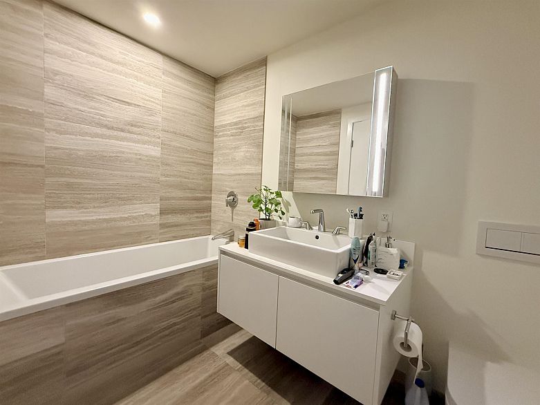 3605 1480 Howe Street