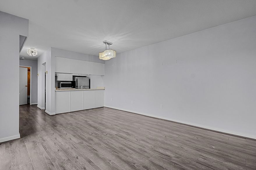 303 458 E 44th Avenue