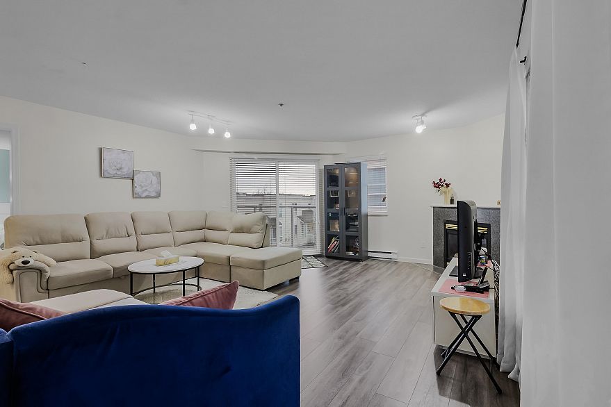 64 2727 E Kent Avenue North