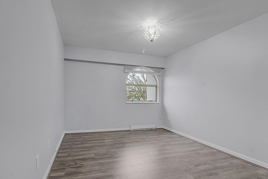 303 458 E 44th Avenue