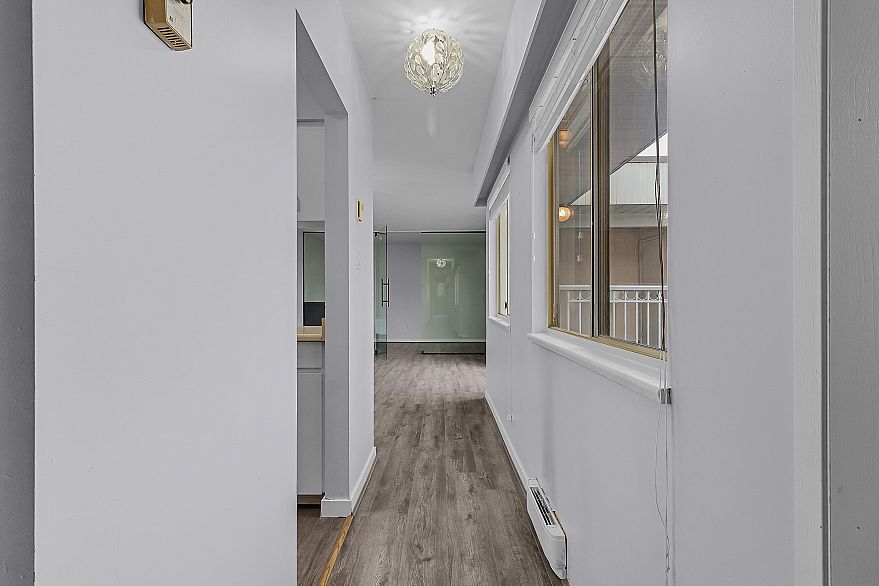 303 458 E 44th Avenue